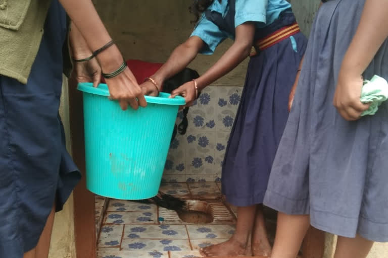 School student cleaned the toilet in Gadag, Gadag student toilet issue, Gadag news, ಗದಗದಲ್ಲಿ ಶೌಚಾಲಯ ಸ್ವಚ್ಛಗೊಳಿಸಿದ ಶಾಲಾ ವಿದ್ಯಾರ್ಥಿನಿಯರು, ಗದಗ ವಿದ್ಯಾರ್ಥಿ ಶೌಚಾಲಯ ವಿಚಾರ, ಗದಗ ಸುದ್ದಿ,