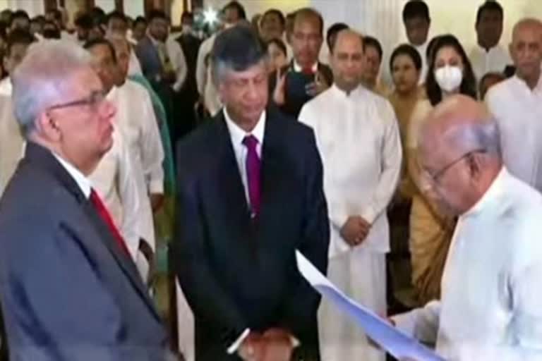 Dinesh Gunawardena appointed as the Prime Minister of Sri Lanka  Sri Lanka new Prime Minister Dinesh Gunawardena  Dinesh Gunawardena oath ceremony  Dinesh Gunawardena news  ಶ್ರೀಲಂಕಾದ ಪ್ರಧಾನಿಯಾಗಿ ದಿನೇಶ್ ಗುಣವರ್ಧನೆ ನೇಮಕ  ಶ್ರೀಲಂಕಾ ನೂತನ ಪ್ರಧಾನಿಯಾಗಿ ದಿನೇಶ್ ಗುಣವರ್ಧನೆ ಪ್ರಮಾಣ  ದಿನೇಶ್ ಗುಣವರ್ಧನೆ ಪ್ರಮಾಣ ವಚನ ಸಮಾರಂಭ  ದಿನೇಶ್ ಗುಣವರ್ಧನೆ ಸುದ್ದಿ