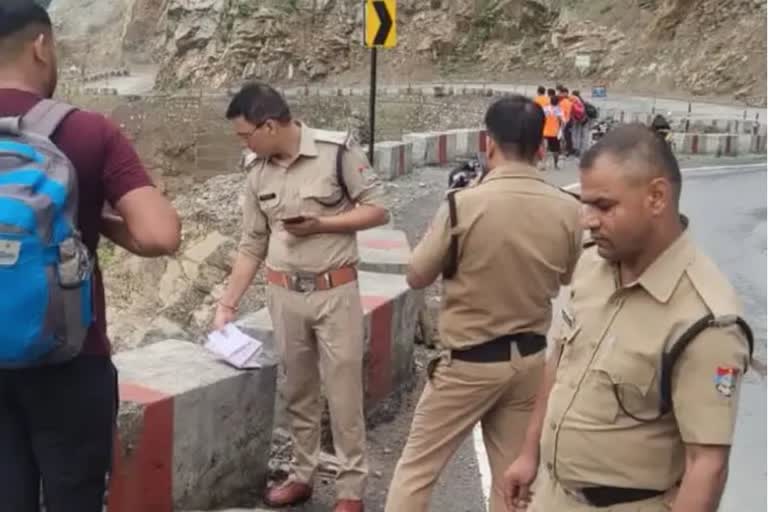 Truck fell into a deep gorge near Totaghati, one injured, search continues for driver