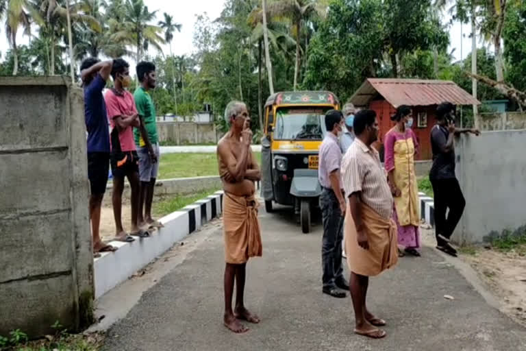 mad dog attack in kottayam  വൈക്കത്ത് തെരുവ് നായ ആക്രമണം  വൈക്കത്ത് അഞ്ച് പേർക്ക് തെരുവ് നായയുടെ കടിയേറ്റു  പേവിഷബാധയെന്ന് സംശയിക്കുന്ന നായ അഞ്ച് പേരെ കടിച്ച ശേഷം ചത്തു