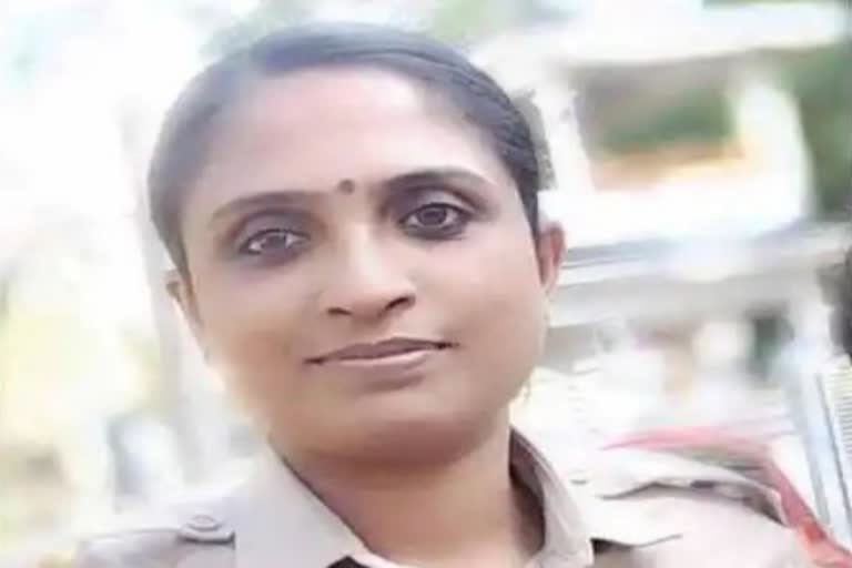 women police officer died at pathanmthitta  pathanamthitta accident  car scooter accident at pathanamthitta  വനിത പൊലീസ് ഉദ്യോഗസ്ഥ മരിച്ചു  road accident pathanmthitta  പത്തനംതിട്ടയിൽ വാഹനാപകടത്തിൽ വനിത പൊലീസ് മരിച്ചു  പത്തനംതിട്ട വാഹനാപകടം  സിന്‍സി പി അസീസ് വാഹനാപകടത്തിൽ മരിച്ചു  പത്തനംതിട്ട വാർത്ത