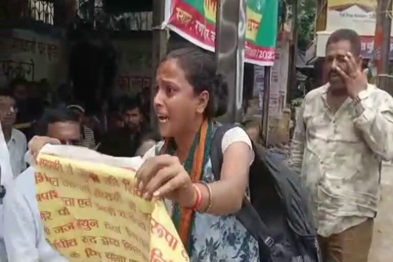 Congress leaders tore poster of woman who protest for two months In Dhanbad