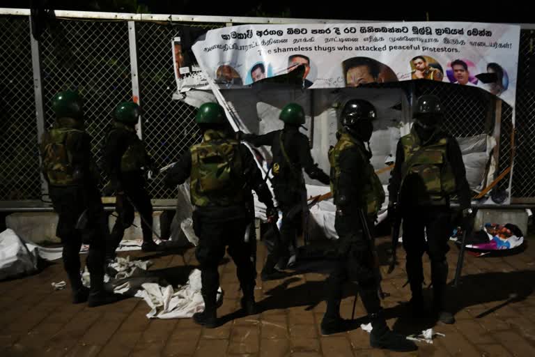 Sri Lankan  forces raid anti government protest camp