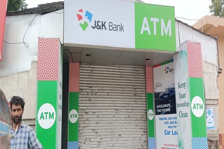 unknown-persons-tried-to-rob-the-atm-of-jk-bank-in-pulwama