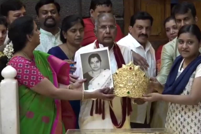 husband fulfilled wife last wish of Golden crown for Baba at the age of 88