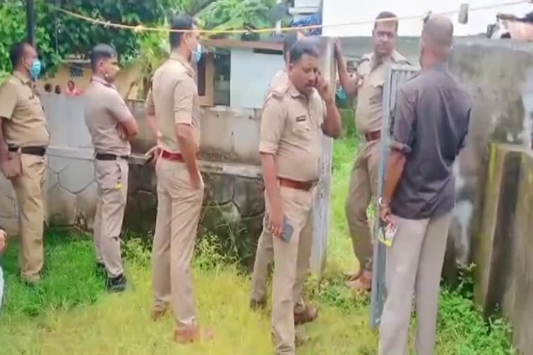 Abandoned Infant found dead at kollam  Infant found dead at kollam  locals found 1 day old baby at road side  കൊല്ലത്ത് ഉപേക്ഷിക്കപ്പെട്ട നിലയില്‍ കണ്ടെത്തിയ നവജാതശിശു മരിച്ചു  ഉപേക്ഷിച്ച നിലയിൽ കണ്ടെത്തിയ കുഞ്ഞ് മരിച്ചു