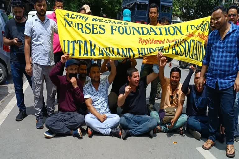 Protest against the demand for early filling of pending nurses' recruitments in Dehradun