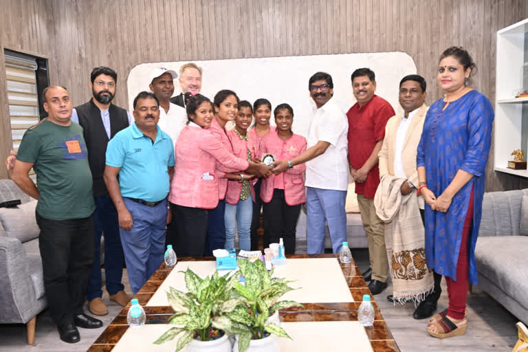 Women hockey players returned from America met Chief Minister Hemant Soren