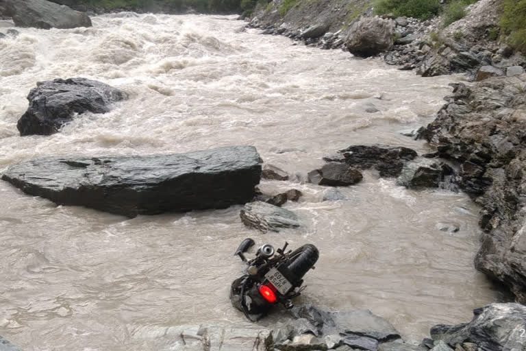 Bike fell in Parvati river in Kullu