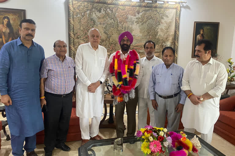 Dr. Farooq Abdullah  welcomes  prominent scientist Dr. Gurdarshan Singh  into JKNC