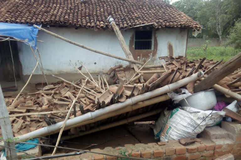 Thatch collapsed in Simdega two people died due to debris in accident