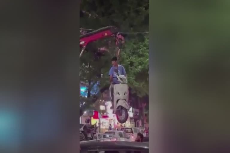 Video: traffic police picked up the two-wheeler along with the driver  video viral  viral video from maharashtra  Traffic police picked up the two wheeler along with its owner viral video from maharashtra  സ്‌കൂട്ടറിനൊപ്പം ഉടമയെയും ക്രെയിനില്‍ തൂക്കിയെടുത്ത് ട്രാഫിക് പൊലീസ്  വൈറല്‍ വീഡിയോ  നോ പാർക്കിംങില്‍ സ്‌കൂട്ടര്‍ പാര്‍ക്ക് ചെയ്‌തു സ്‌കൂട്ടറിനൊപ്പം ഉടമയെയും ക്രെയിനില്‍ തൂക്കിയെടുത്ത് ട്രാഫിക് പൊലീസ്