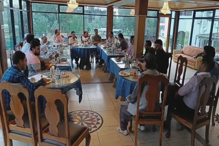 j-and-k-hoteliers-club-holds-meeting-on-various-issues-facing-by-hoteliers-in-jammu-kashmir