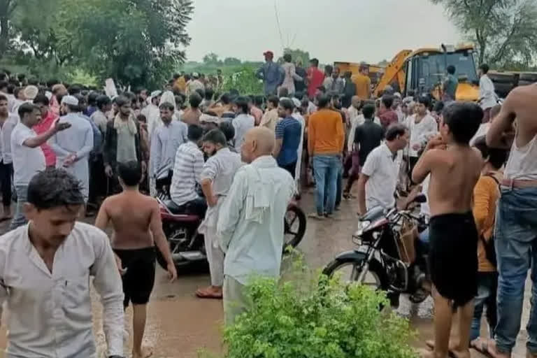 7 killed in 4 injured after a dumper collided with an auto