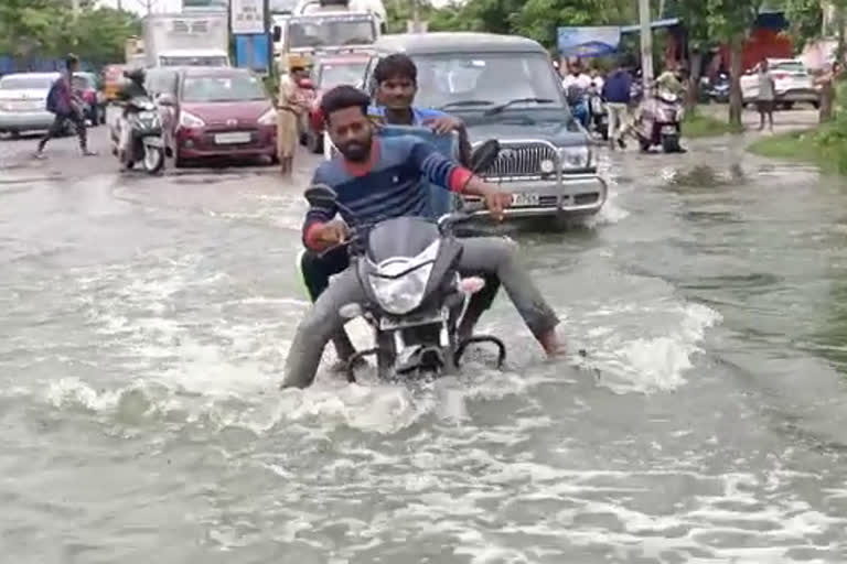 dulapally to kompally road filled with flood water and motorists facing problems