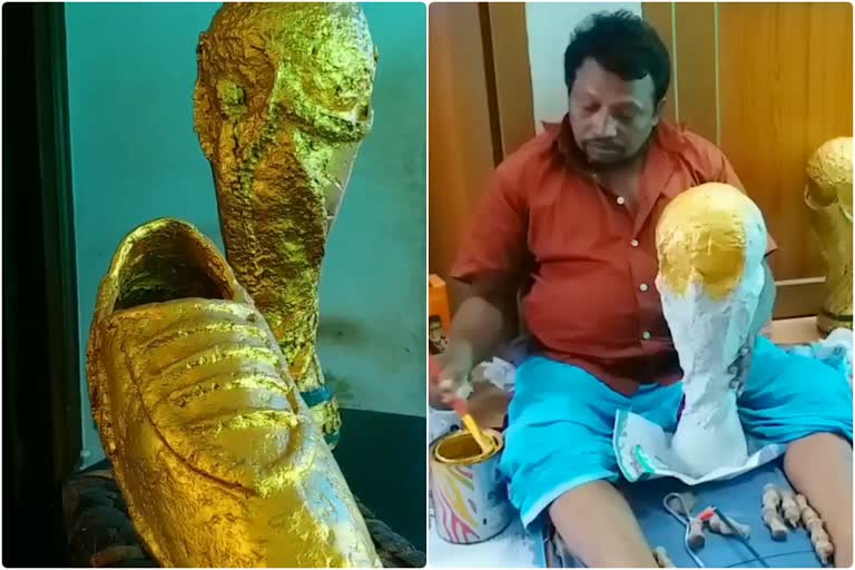 Man made world cup and golden boot with coconut shell kozhikode  specially challenged Man made world cup and golden boot with coconut shell  world cup made in coconut shell by specially challenged man  ചിരട്ടയില്‍ ലോക കപ്പും സ്വര്‍ണ പാദുകവും തീര്‍ത്ത് കോഴിക്കോട്ടുകാരന്‍ സക്കീര്‍  ശാരീരിക പരിമിതി തളര്‍ത്താത്ത സക്കീറിന്‍റെ കരവിരുത്  ശാരീരിക പരിമിതികളെ വെല്ലുവിളിച്ച് സക്കീറിന്‍റെ കരവിരുത്