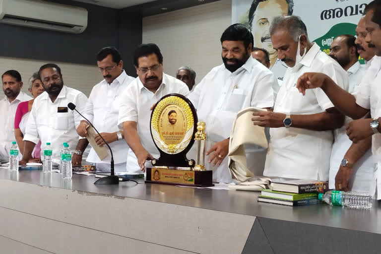 ഉഴവൂർ വിജയൻ സ്മാരക പുരസ്ക്കാരം മന്ത്രി വി.എൻ . വാസവന് സമ്മാനിച്ചു.  മന്ത്രി വി എന്‍ വാസവന് പുരസ്ക്കാ‌രം സമ്മാനിച്ചു  Awarded to Minister VN Vasavan  The Uzhavoor Vijayan Memorial Award was presented to Minister VN Vasavan  മന്ത്രി വി എന്‍ വാസവന്‍  സഹകരണ മന്ത്രി