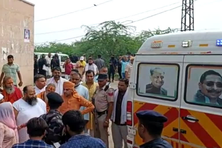 Saint Vijay Das last procession in Bharatpur, protest of CM and minister photo on ambulance