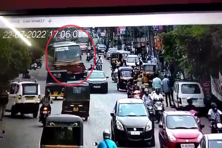 KSRTC Driver suspended due to road accident  ksrtc bus hit on scooter and the traveler died after the hit  man died on accident alappuzha  കെഎസ്ആർടിസി ബസിടിച്ച് ബൈക്ക് യാത്രികന്‍ മരിച്ച സംഭവം  കെഎസ്ആർടിസി ബസിടിച്ച് ബൈക്ക് യാത്രികന്‍ മരിച്ച സംഭവത്തില്‍ ഡ്രൈവര്‍ക്ക് സസ്പെൻഷന്‍  സംസ്ഥാനത്ത് ഹെവി വെഹിക്കിളുകളിലുമുള്ള പരിശോധന ആരംഭിച്ചു