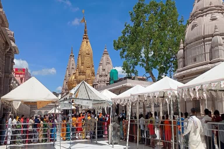 fight-between-devotees-and-servicemen-in-shrikashi-vishwanath-temple-of-varanasi