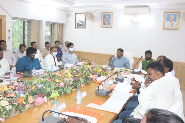 Minister Dr Rameshwar Oraon held review meeting of 20 Sutri implementation committee in Gumla