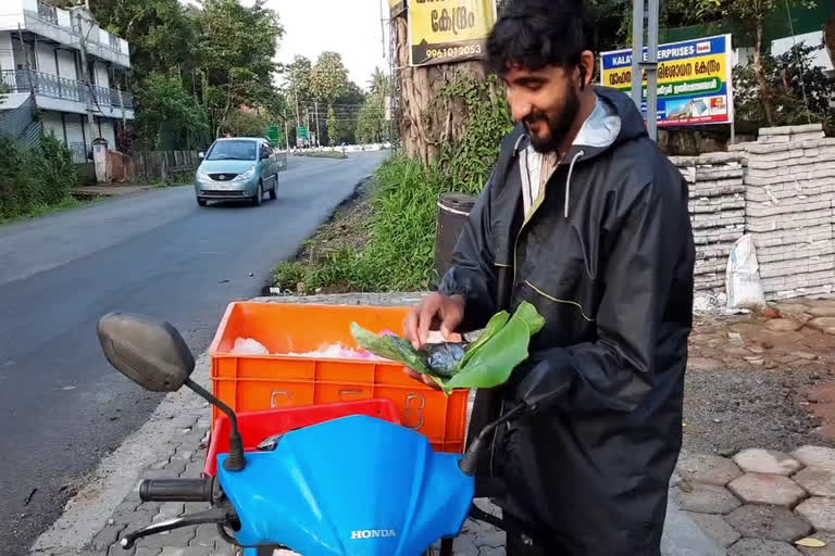 Vatasserykara Anish is successful in selling fish  Fish selling in Scooter  മത്സ്യ വില്‍പ്പനയില്‍ വിജയം കൊയ്ത് അനീഷ്  വടശ്ശേരിക്കരയിലെ അനീഷ് തോമസ്  അനീഷ് തോമസിന്‍റെ മത്സ്യ വില്‍പ്പന