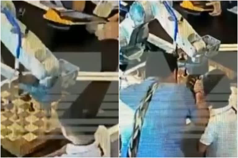 Chess robot breaks finger of seven year old opponent  മോസ്‌കോ ചെസ് ഓപ്പണ്‍ ടൂർണമെന്‍റ്  ചെസ് റോബോട്ട് കുട്ടിയുടെ വിരൽ ഒടിച്ചു  അവസരം തെറ്റിച്ച് കരുനീക്കിയ കുട്ടിയുടെ വിരൽ ഒടിച്ച് റോബോട്ട്