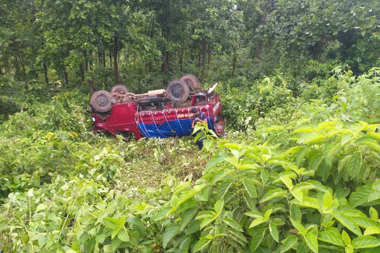 vehicle-of-crpf-jawans-overturned-near-lakatto-police-picket-in-giridih