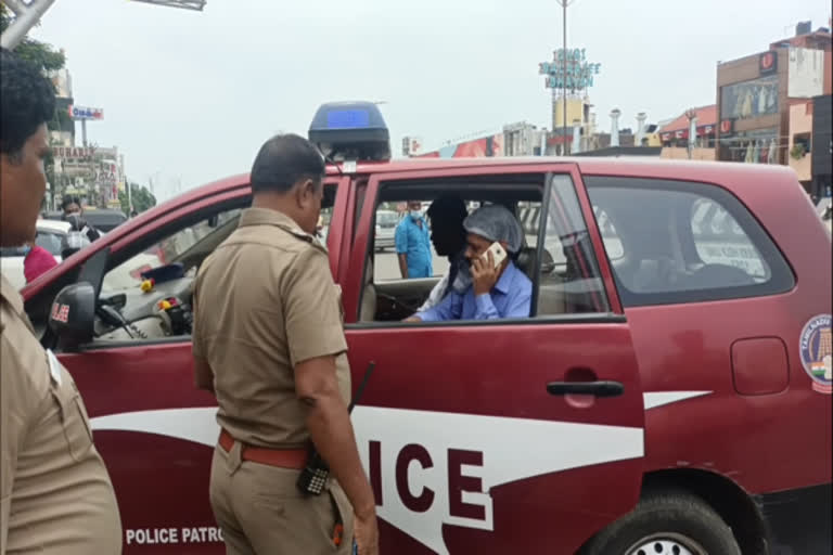 மேலாளர் உட்பட மூவர் கைது