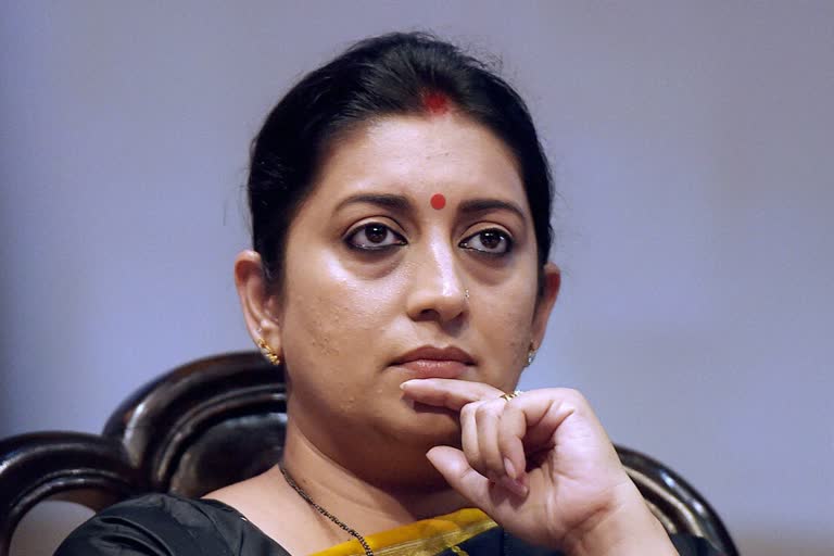 Smriti Irani sends legal notice to Congress leaders  കോണ്‍ഗ്രസ് നേതാക്കൾക്ക് വക്കീൽ നോട്ടീസ് അയച്ച് സ്‌മൃതി ഇറാനി  സ്‌മൃതി ഇറാനിയുടെ മകൾക്കെതിരെ അനധികൃത ബാർ ലൈസൻസ് ആരോപണം  കോണ്‍ഗ്രസ് നേതാക്കൾക്കെതിരെ സ്‌മൃതി ഇറാനി  കോൺഗ്രസിനെതിരെ സ്‌മൃതി ഇറാനി  SMRITI IRANI AGAINST CONGRESS