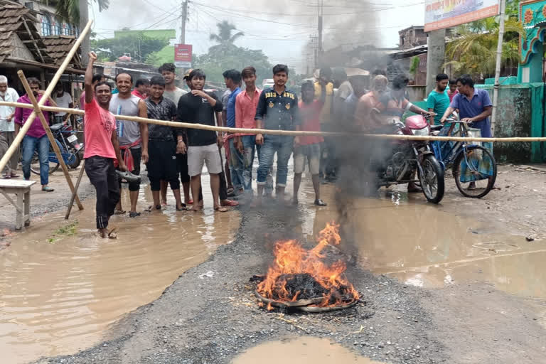 Local people protest in Malda for repairing roads