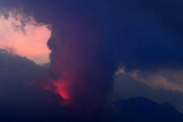 Japan's Sakurajima volcano erupts  triggering evacuation  Sakurajima volcano eruption japan  Japan volcano eruption  japan facing volcano eruption  ജപ്പാനില്‍ അഗ്നിപര്‍വ്വത സ്ഫോടനം  ക്യുഷുവില്‍ അഗ്നിപർവ്വത സ്ഫോടനം  സകുറാജിമ അഗ്നിപർവ്വതം പൊട്ടിത്തെറിച്ചു