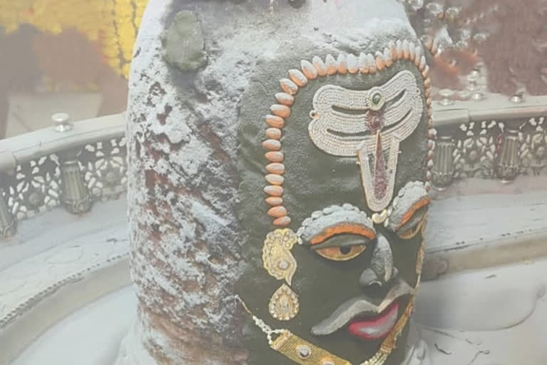 Priests perform rituals to Lord Mahakaal