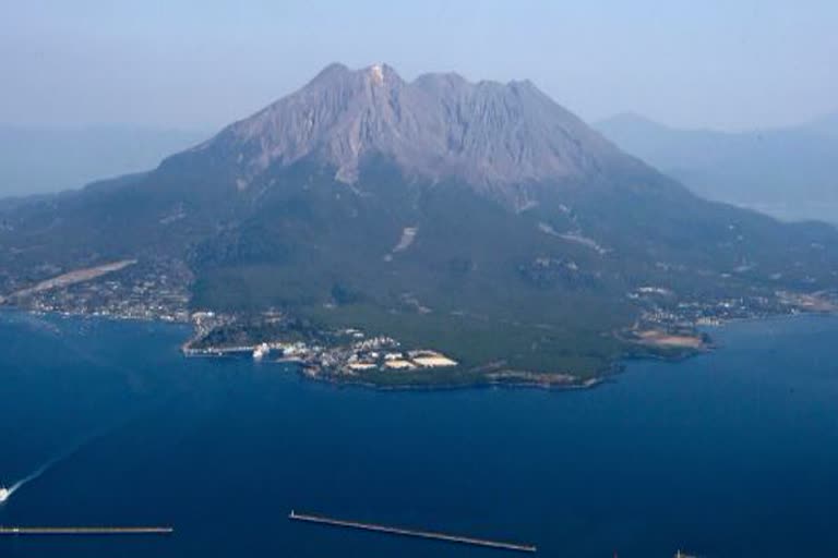 Volcanic-eruption-in-Japan