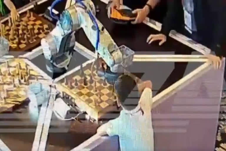 Robot breaks child s finger during chess match  Moscow Open chess tournament  Robot  ചെസ് മത്സരത്തിനിടെ ഏഴ് വയസുകാരന്‍റെ കൈവിരലൊടിച്ച് റോബോട്ട്  റോബോട്ട്  ചെസ് കളിക്കുന്ന റോബോട്ട്  Robot playing chess