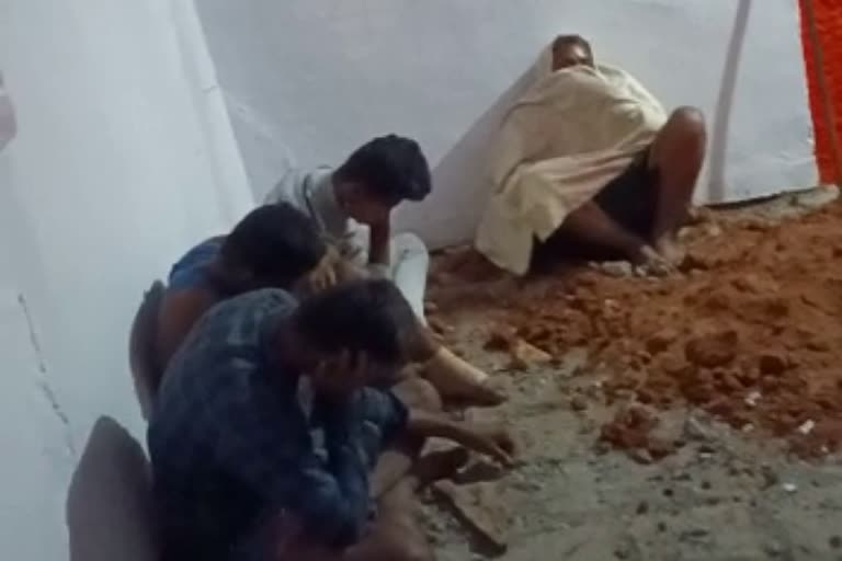 villagers-caught-five-thieves-taking-treasure-from-temple