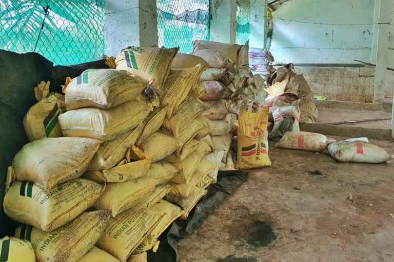 Agricultural officers raid on fake fertilizer manufacturing factory