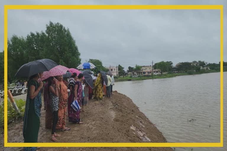 Rain in Himmatnagar : નવાનગર ગામે 27 એકર ઓવરફ્લો થતા લોકો તળાવ જોવા ઉમટી પડ્યા