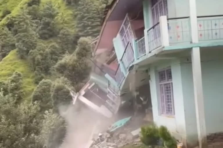 सराज के टनोच गांव में बारिश से मकान क्षतिग्रस्त