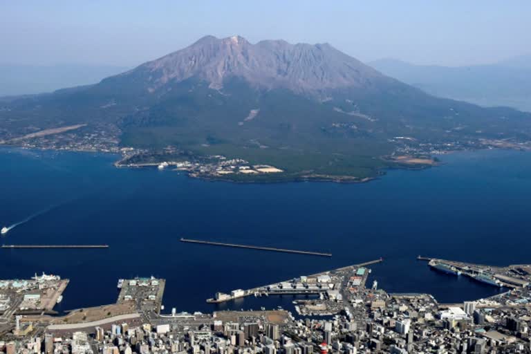 volcanic-eruption-in-japan-forces-evacuations-in-2-towns