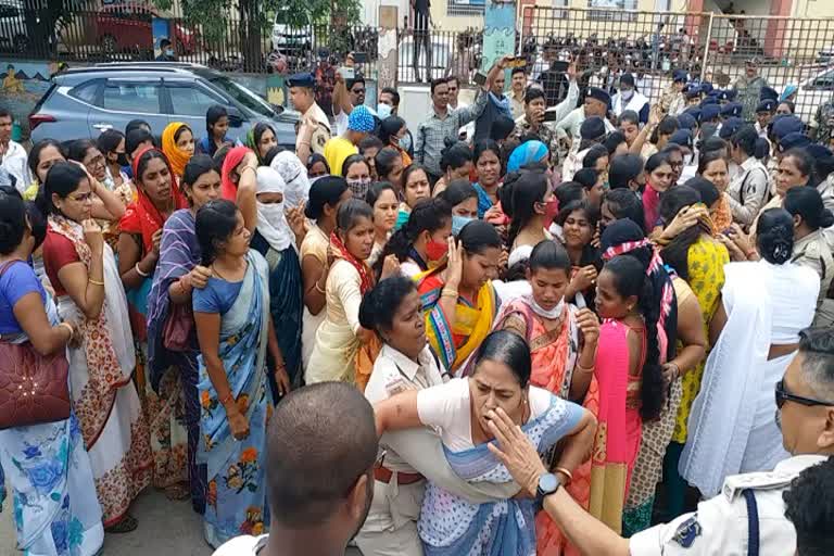 Protest on the demand for compassionate appointment in Raipur