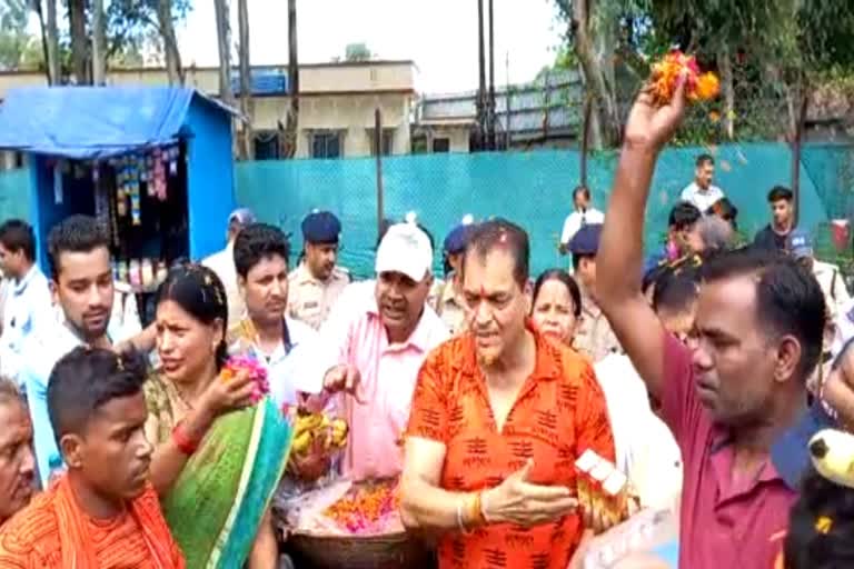 flower rain on kanwariyas