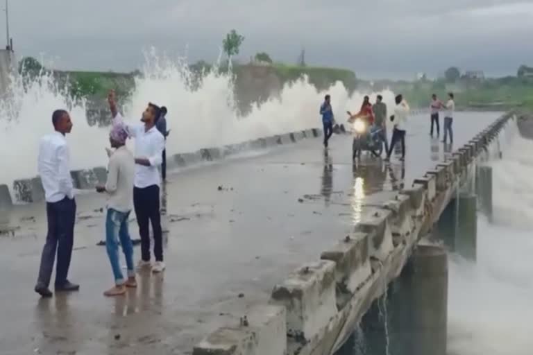 nandur madhmeshwar dam  nashik stunts of the youth  godavari river stunt  അണക്കെട്ടിന് മുകളിൽ യുവാക്കളുടെ അഭ്യാസപ്രകടനം  നന്ദൂർ മധ്മേശ്വർ അണക്കെട്ട്  ഗോദാവരി നദി വെള്ളം തുറന്നുവിട്ടു