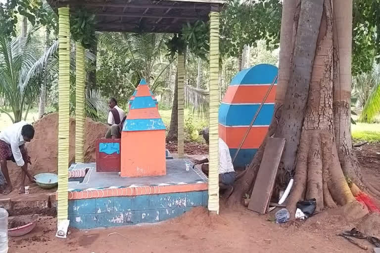 A person who had built his own tomb (Samadhi) 20 years ago  dies today. Body was cremated in the same tomb  സ്വന്തമായി ശവക്കല്ലറ നിര്‍മ്മിച്ച് വയോധികന്‍  ശവക്കല്ലറ  ചാമരാജനഗര്‍  A person who had built his own tomb  karnataka man made own tomb for him