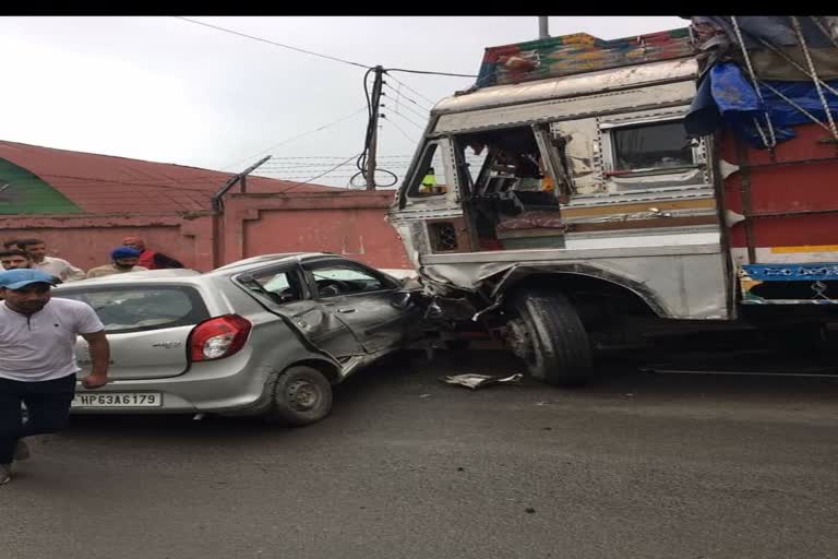 Uncontrol Truck Hit Many Vehicles