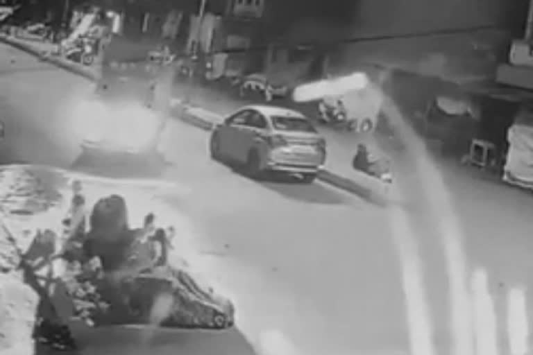 Video:கர்நாடகாவில்  கோவில் வளாகத்திற்குள் நுழைந்த கார் -  சிசிடிவி காட்சி