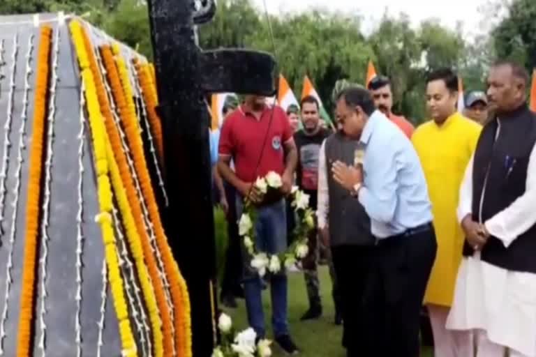 ex-serviceman-pays-tribute-to-martyrs-in-bokaro