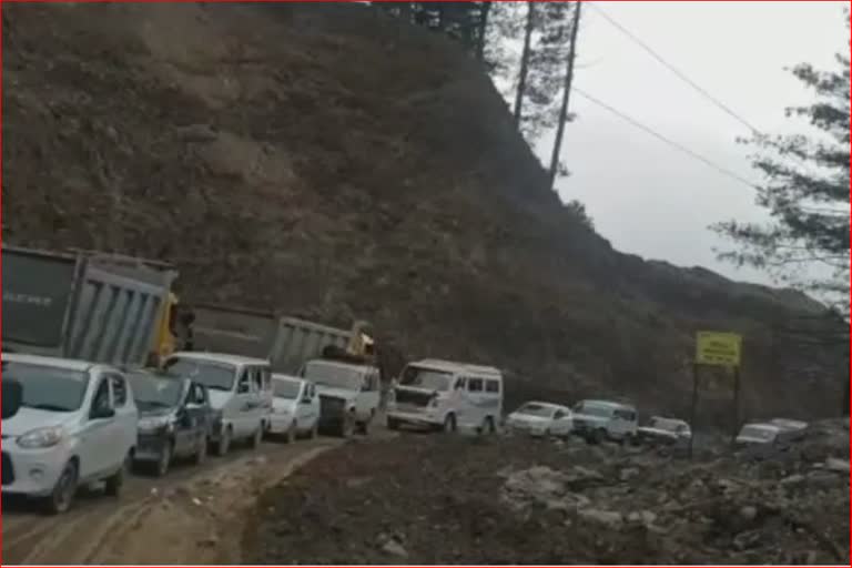 مغل شاہراہ پر پتھر گر آنے کے نتیجے میں تین گاڑیوں کو نقصان پہنچا