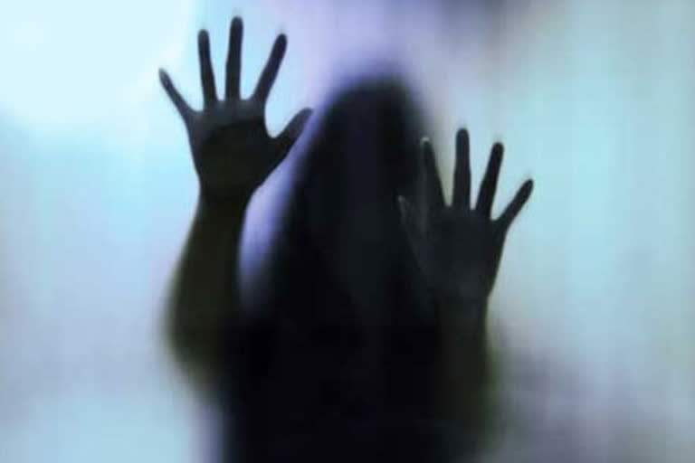 Home guard arrested in a rape case  യുവതിയെ പീഡിപ്പിച്ച് ദൃശ്യങ്ങൾ പകർത്തിയ ഹോം ഗാർഡ് അറസ്റ്റിൽ  ഹോം ഗാർഡ് അറസ്റ്റ്  ജീവനക്കാരിയെ പീഡിപ്പിച്ച ഹോം ഗാർഡ് അറസ്റ്റിൽ  പീഡന ദൃശ്യങ്ങൾ പകർത്തി ഭീഷണി  A home guard of the same department who raped a woman employee working in the transport department  rapist arrested in Telangana  hyderabad