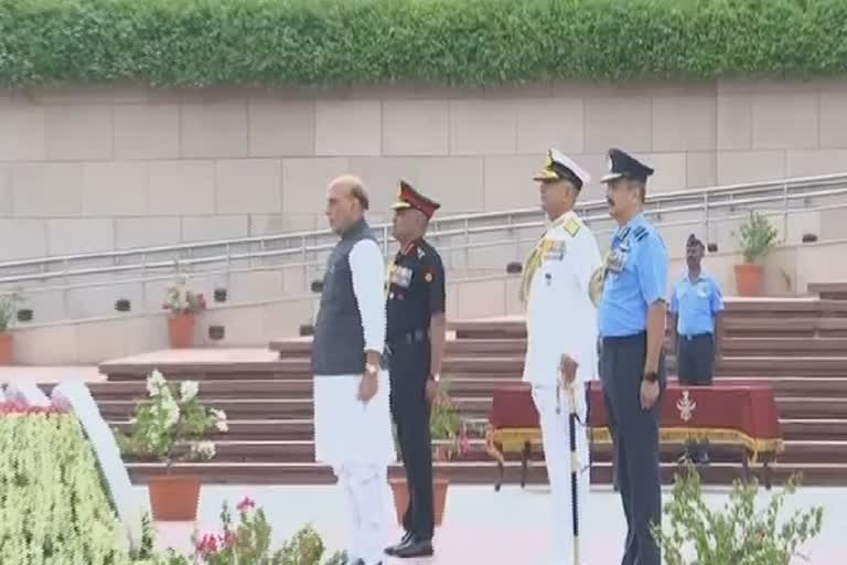 கார்கில் போர் நினைவு நாள் - மரியாதை செலுத்திய ராஜ்நாத் சிங்